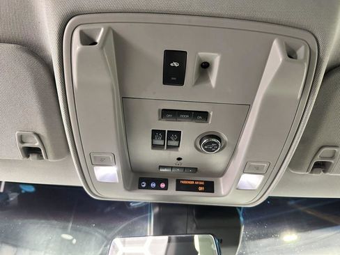 Used 2017 Cadillac Escalade Luxury AWD/4WD image 18