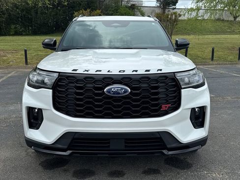 Used 2025 Ford Explorer ST AWD/4WD image 3