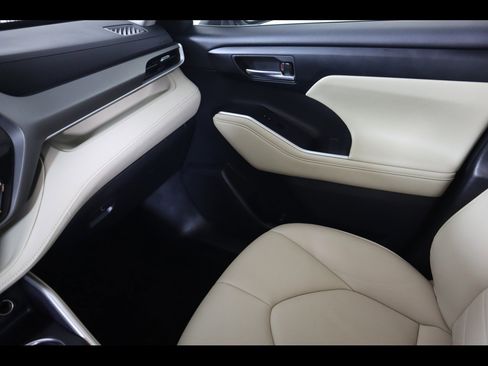 Used 2023 Toyota Highlander XLE image 17