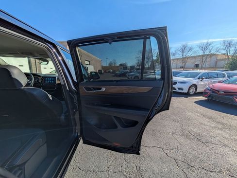 Used 2025 Volkswagen Atlas SE image 28