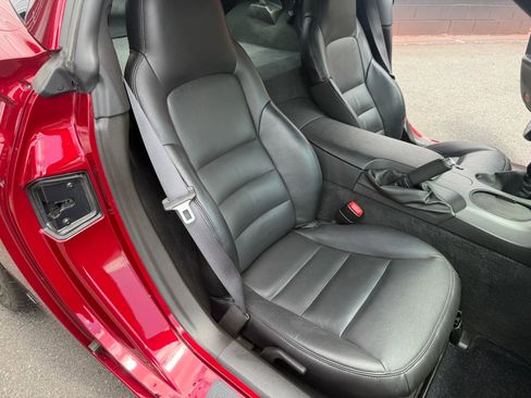 Used 2007 Chevrolet Corvette Coupe w/ Performance Package RWD image 17