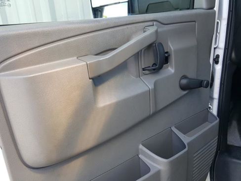Used 2016 Chevrolet Express 3500 image 18