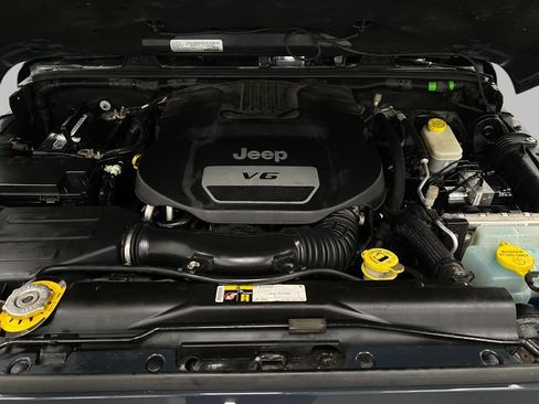 Used 2016 Jeep Wrangler Unlimited Sahara w/ Connectivity Group AWD/4WD image 11