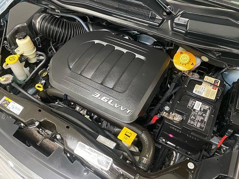 Used 2016 Chrysler Town & Country Touring w/ Driver Convenience Group image 16