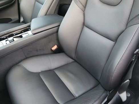 Certified 2025 Volvo XC60 B5 Plus image 27