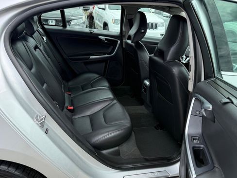 Used 2018 Volvo S60 T5 Inscription image 12