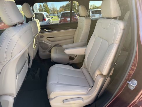 Used 2025 Jeep Grand Cherokee L Limited w/ Luxury Tech Group II image 13