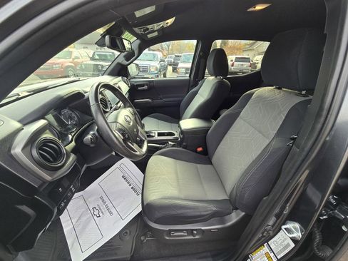 Used 2022 Toyota Tacoma TRD Off-Road image 15