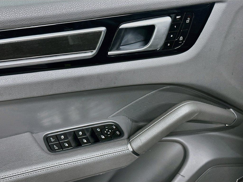 Certified 2020 Porsche Cayenne S AWD/4WD image 19