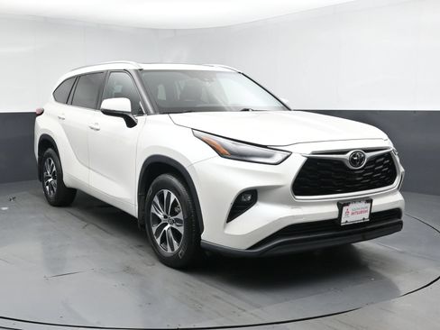 Used 2021 Toyota Highlander XLE AWD/4WD image 2