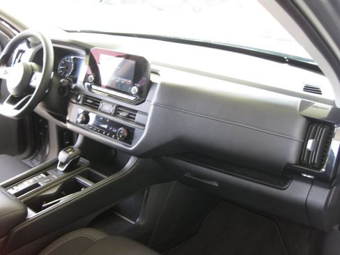 Used 2025 Nissan Pathfinder S FWD image 37