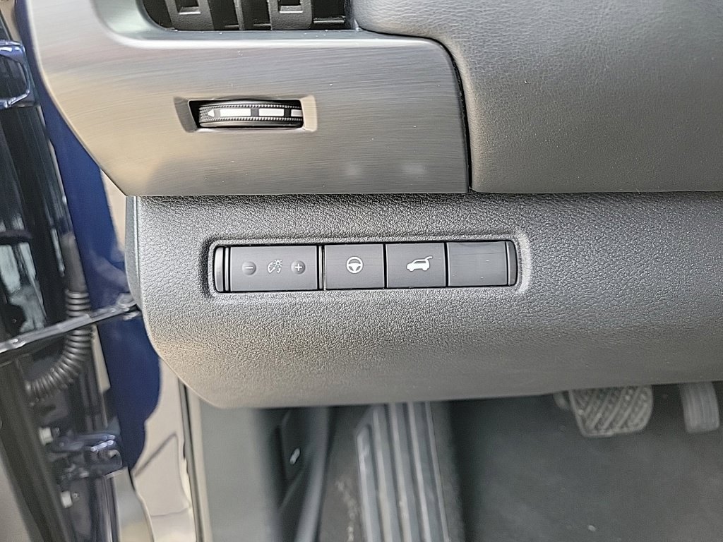 Used 2025 Nissan Pathfinder SL AWD/4WD image 38