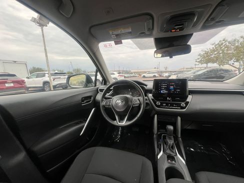Used 2025 Toyota Corolla Cross LE image 34
