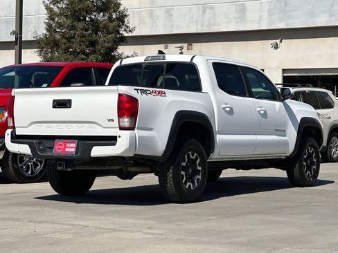 Used 2016 Toyota Tacoma TRD Off-Road w/ Premium & Technology Package image 3
