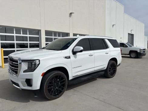 Used 2024 GMC Yukon SLT w/ SLT Luxury Package image 7