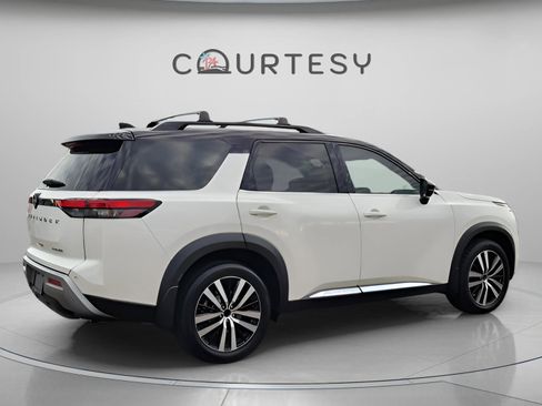 Used 2024 Nissan Pathfinder Platinum w/ Cargo Package image 5