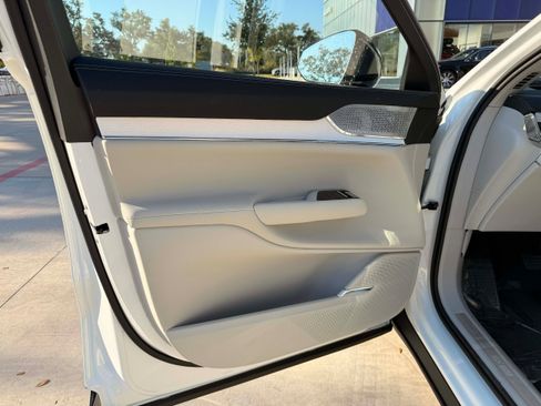 Used 2025 Volvo EX90 Ultra w/ Protection Package Premier AWD/4WD image 9