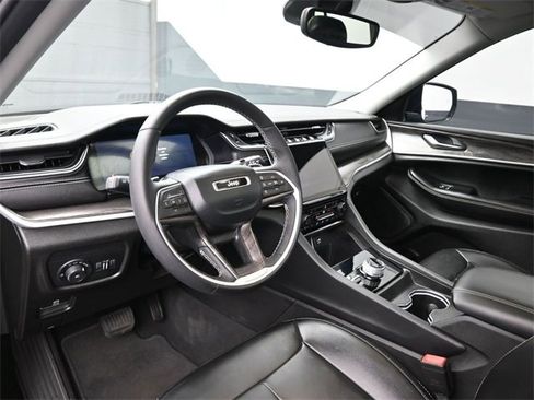 Used 2024 Jeep Grand Cherokee Limited w/ Black Appearance Package image 12