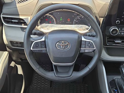 Used 2023 Toyota Highlander LE image 18