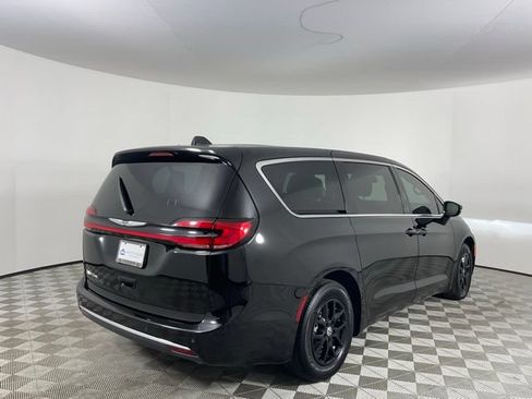 Used 2024 Chrysler Pacifica Touring-L FWD image 5