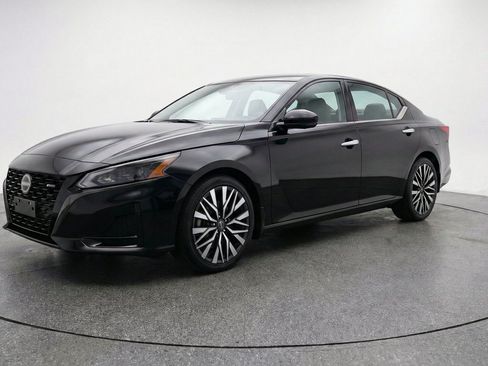 Used 2025 Nissan Altima 2.5 SV FWD image 3
