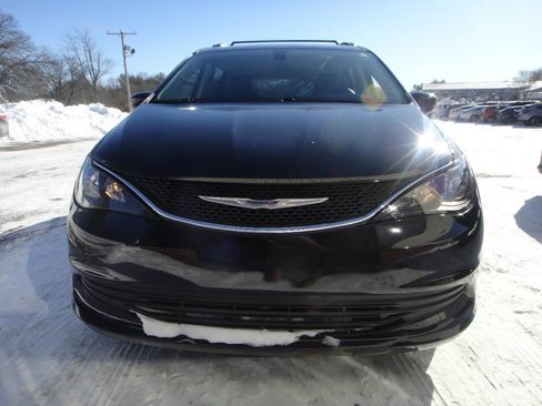 Used 2020 Chrysler Voyager Lxi image 2