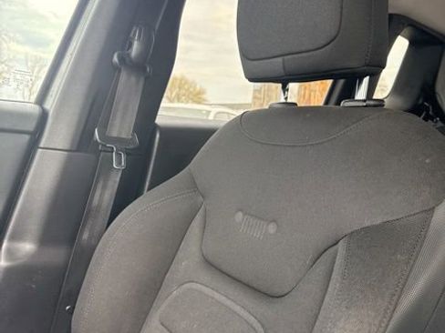 Used 2016 Jeep Renegade Latitude image 19