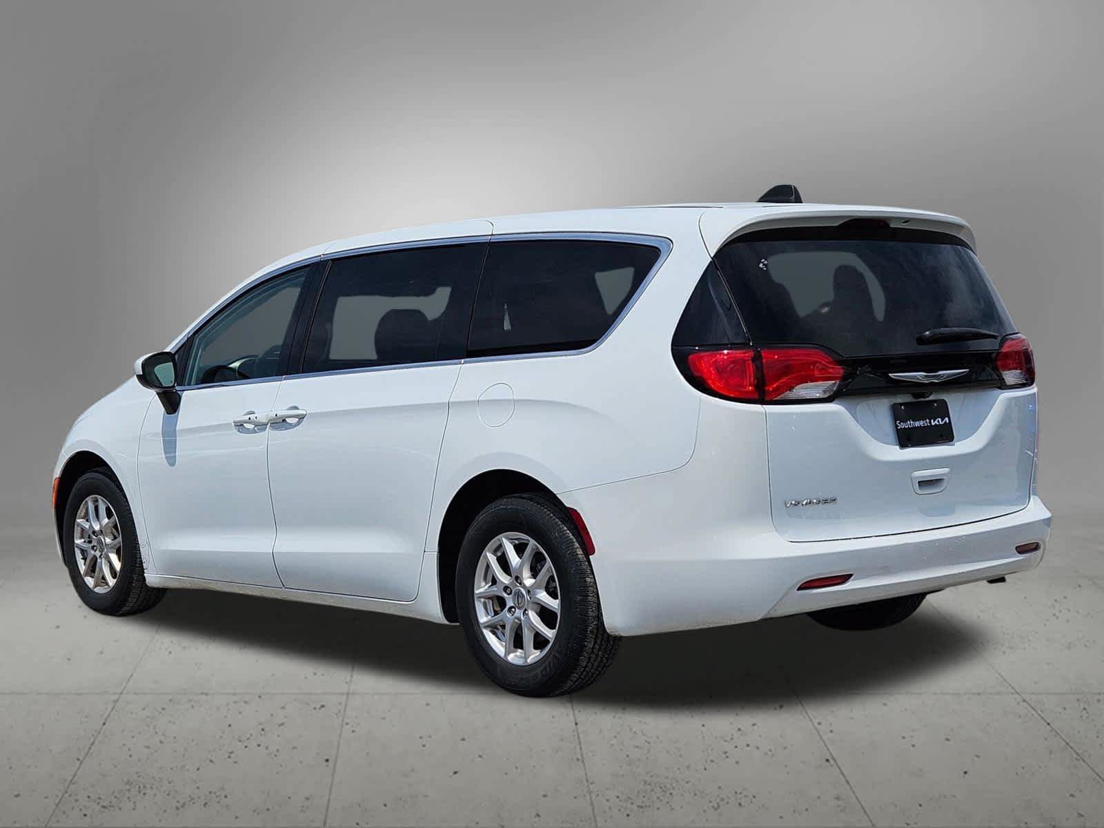 Used 2022 Chrysler Voyager LX FWD image 4