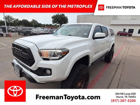 Used 2017 Toyota Tacoma SR5 w/ Tow Package AWD/4WD image 1