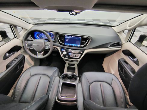 Used 2024 Chrysler Pacifica Touring-L FWD image 2