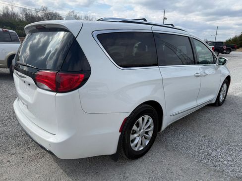Used 2018 Chrysler Pacifica Touring-L Plus image 3