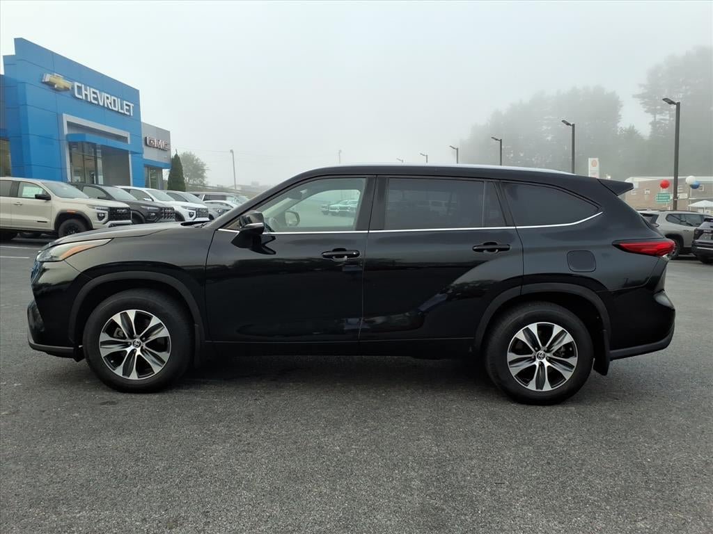 Used 2022 Toyota Highlander XLE AWD/4WD image 2