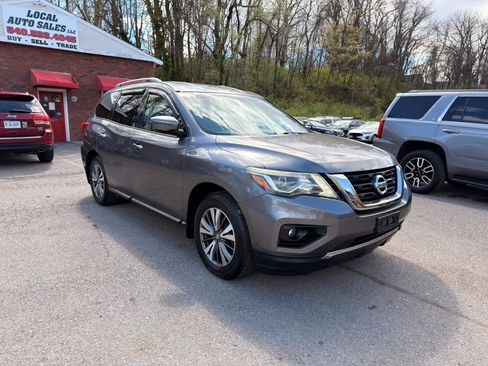 Used 2017 Nissan Pathfinder SV image 3