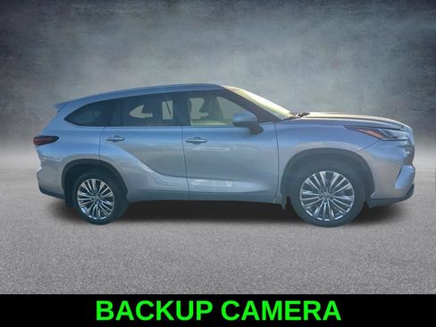 Used 2024 Toyota Highlander Platinum FWD image 4