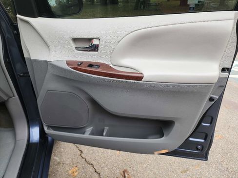 Used 2014 Toyota Sienna XLE image 34