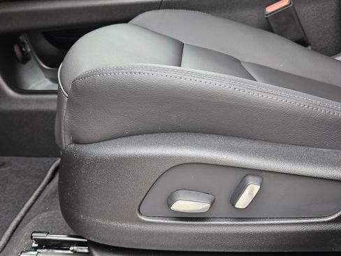 New 2026 Cadillac XT5 Luxury image 17