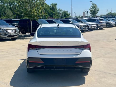 Certified 2025 Hyundai Elantra Limited FWD image 10