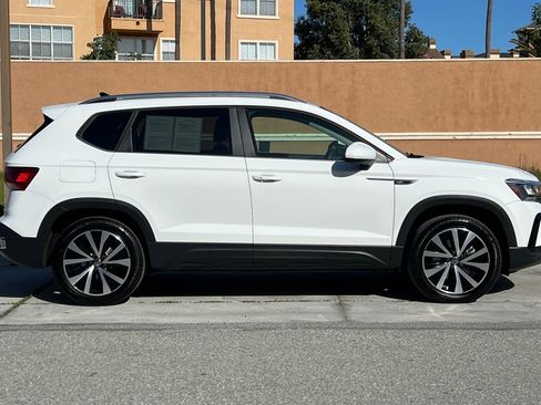 Used 2023 Volkswagen Taos SE w/ Panoramic Sunroof Package AWD/4WD image 3