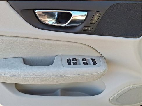 Used 2022 Volvo S60 B5 Momentum w/ Premium Package image 11