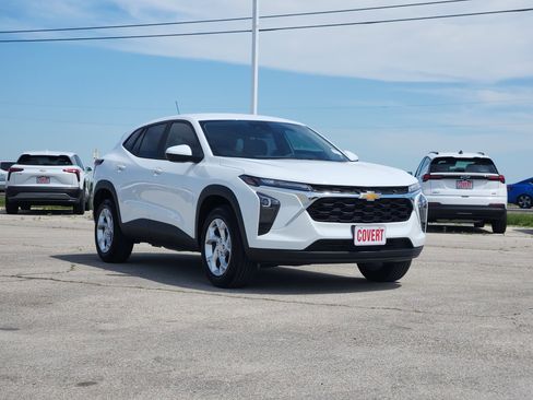 Used 2026 Chevrolet Trax LS w/ LS Convenience Package FWD image 3