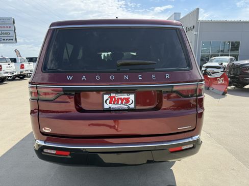 Used 2024 Jeep Wagoneer L Series II w/ Flexible Seating Group AWD/4WD image 9