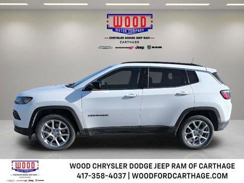 Used 2023 Jeep Compass Latitude image 1
