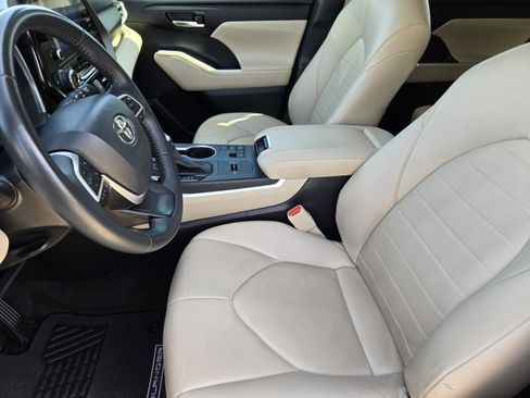 Used 2023 Toyota Highlander XLE FWD image 9