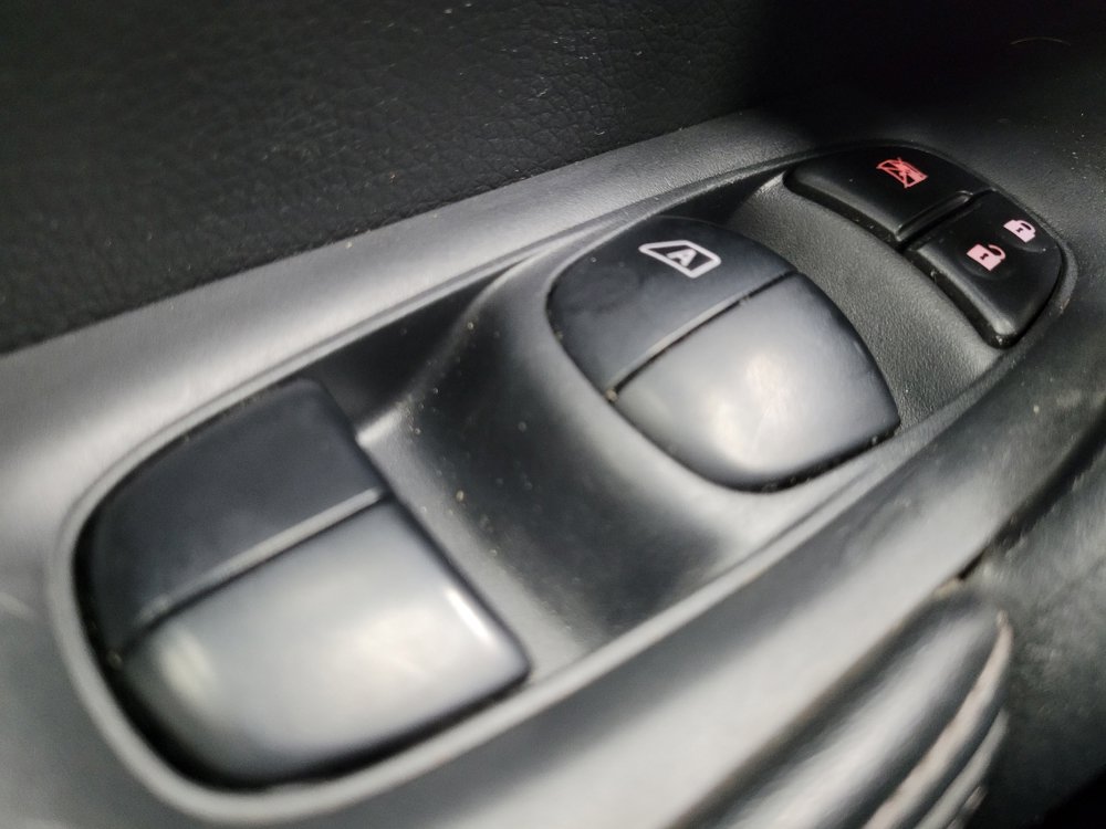 Used 2020 Nissan Rogue S FWD image 27