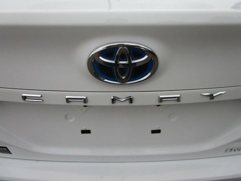 Used 2022 Toyota Camry LE image 9
