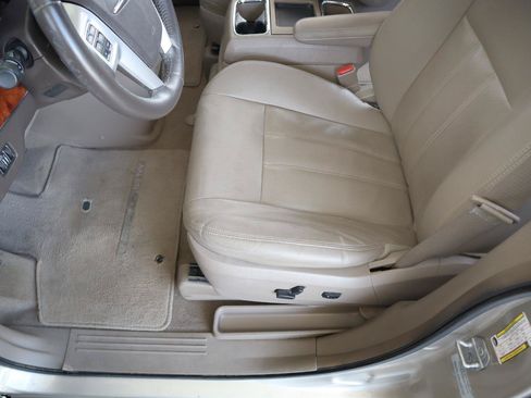 Used 2016 Chrysler Town & Country Touring-L w/ Driver Convenience Group FWD image 34