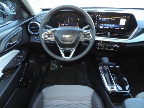 Used 2025 Chevrolet Trax LT w/ LT Convenience Package image 21