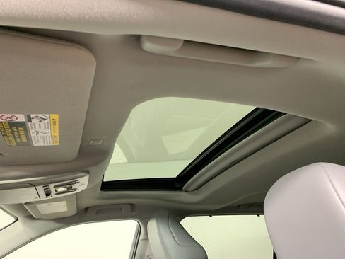 Used 2022 Toyota Highlander XLE AWD/4WD image 28