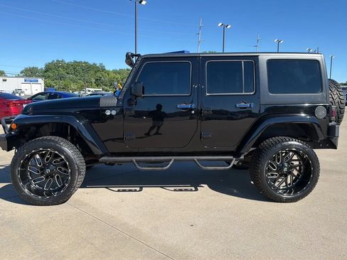 Used 2016 Jeep Wrangler Unlimited Sahara w/ Connectivity Group AWD/4WD image 8