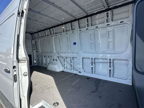 Used 2022 Mercedes-Benz Sprinter 2500 image 11